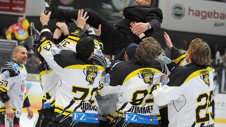 Die Bayreuther Tigers lassen ihren Meistertrainer Sergej Waßmiller hocleben. Fotos: Peter Mularczyk