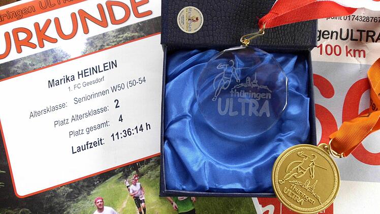 Zeugnisse eines erfolgreichen Abschneidens in Thüringen: Marika Heinleins Urkunde und Medaille des 7. Thüringen Ultra 100 Kilometerlaufes. Foto: Heinlein