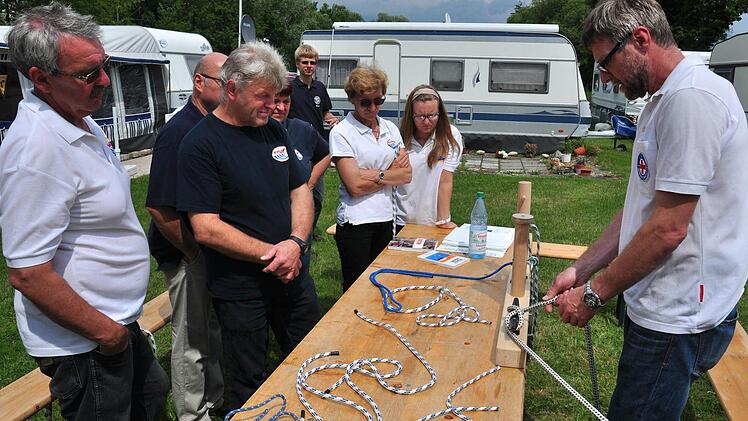 Dieter Stecher von der Wasserwacht (rechts) stellte den Besuchern die wichtigsten Knoten vor. Foto: Ulrike Langer