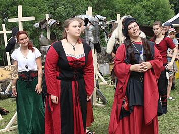 Die Damen kamen in historischen Gewändern zum Mittelalterspektakel auf die Lauterburg. Foto Michael Stelzner