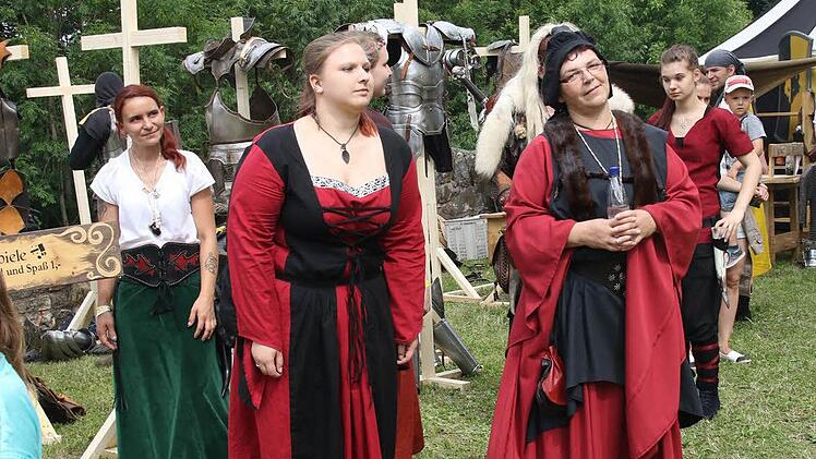 Die Damen kamen in historischen Gewändern zum Mittelalterspektakel auf die Lauterburg. Foto Michael Stelzner