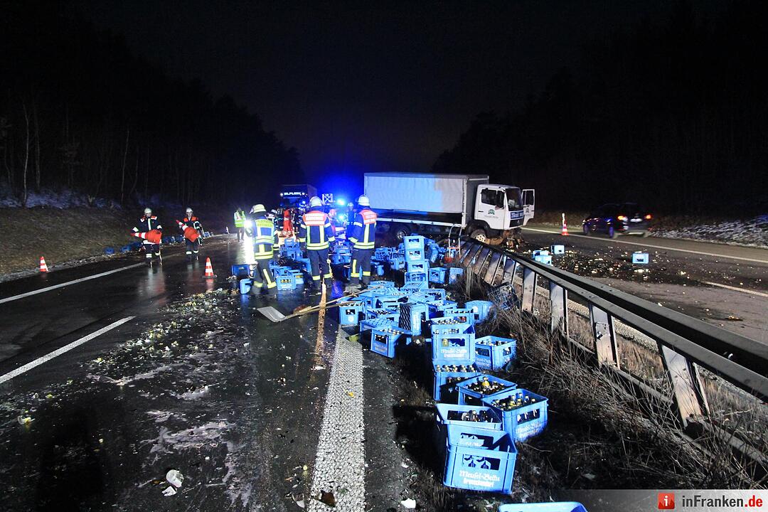 Bierkästen auf A73: Lastwagen durchbricht Mittelschutzleitplanke