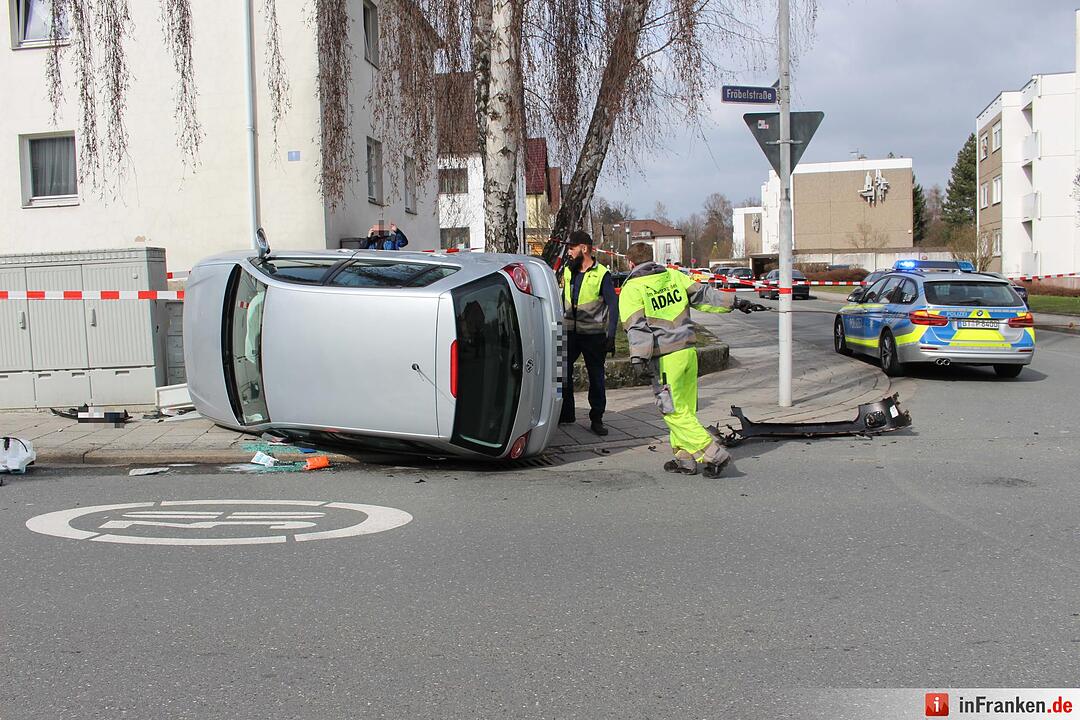 Beim Abbiegen kollidiert: Auto landet auf der Seite