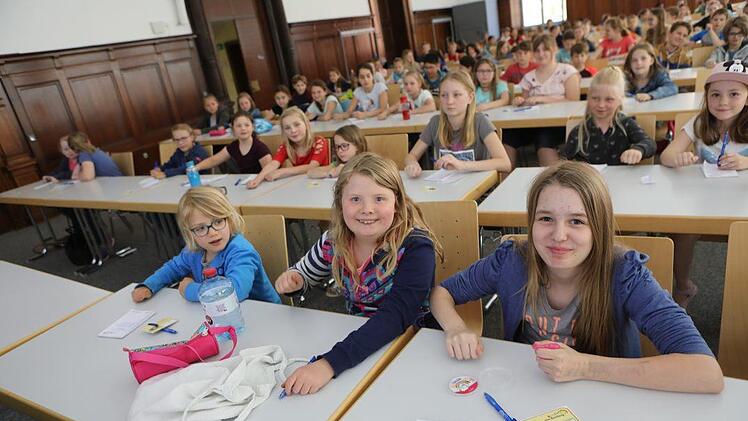 Wie ist das Schülerleben im Kongo? Das erforschten die Kinder-Uni-Studierenden am Samstag in Bamberg. Foto: Barbara Herbst