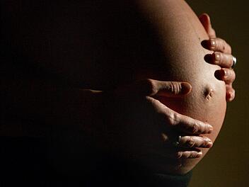 Insgesamt acht Menschen waren bei einem Auffahrunfall in Volkach im Kreis Kitzingen beteiligt. Eine schwangere Frau musste ins Krankenhaus gebracht werden.  Symbolbild: Felix Heyder/dpa