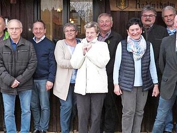 Langjährige Mitglieder wurden bei der Hauptversammlung der Frankenwaldvereins-Ortsgruppe Seibelsdorf geehrt. Unser Bild zeigt die Geehrten mit Obmann Karl Schoger (Zweiter von rechts) und Bürgermeister Norbert Gräbner (Vierter von links). Foto: Christine Fischer