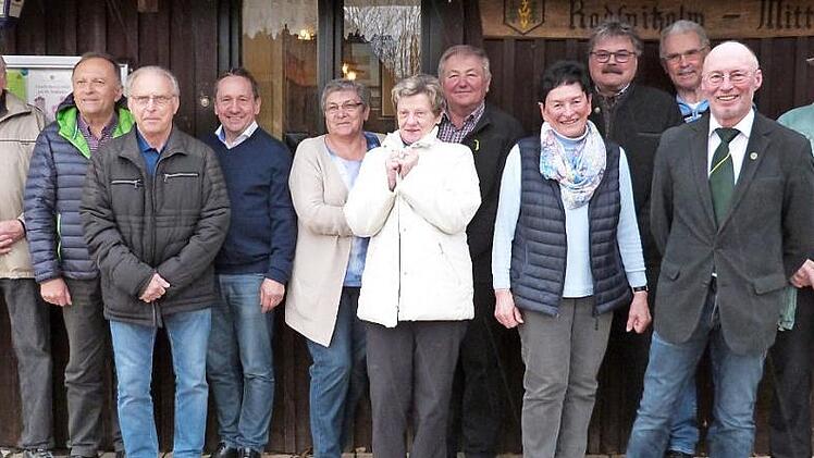 Langjährige Mitglieder wurden bei der Hauptversammlung der Frankenwaldvereins-Ortsgruppe Seibelsdorf geehrt. Unser Bild zeigt die Geehrten mit Obmann Karl Schoger (Zweiter von rechts) und Bürgermeister Norbert Gräbner (Vierter von links). Foto: Christine Fischer