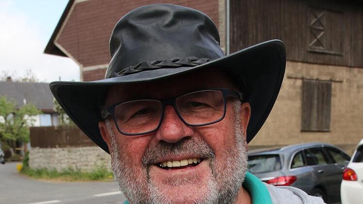 Tolle Ausblicke  Rainer Matthe Großheirath "Als Eingeborener  ist  mir der Weg  bis auf ein kleines Stück nicht  ganz unbekannt. Ich finde es schön, dass der Weg  wieder ausgeschildert wurde. Er führt  durch  den Wald und  bietet tolle Ausblicke  auf unsere Heimat. Man läuft  gemütlich, ohne Hetze, rund  zwei   Stunden.  Ein schöner Spaziergang."