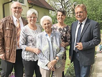 Antonie Hennen mit (von links) Bürgermeister Egon Herrmann, den Töchtern Walburga Reif und Ulla Wachter sowie Landratsstellvertreter Wolfgang Beiergrößlein Foto: K.- H. Hofmann