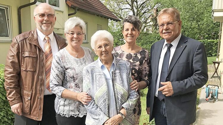 Antonie Hennen mit (von links) Bürgermeister Egon Herrmann, den Töchtern Walburga Reif und Ulla Wachter sowie Landratsstellvertreter Wolfgang Beiergrößlein Foto: K.- H. Hofmann