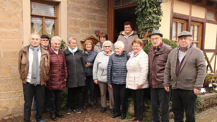 Die Abschlussklasse 1959 der Hauswirtschaftsschule traf sich zum Klassentreffen. Einige Männer der Landwirtschaftsschule schlossen sich dem Treffen an. Mit dabei auch Kurt Hiebel (2. von rechts), der damalige Lehrer. Heike Beudert