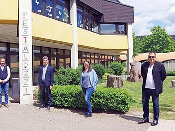 Kiwanis-Präsident Peter Anhut, Schulleiter Stefan Mück, stellvertretende Schulleiterin Claudia Küfner und Kiwanis-Schatzmeister Stefan Weckwerth (von links) bei der Spendenübergabe.  Foto: Heike Schülein