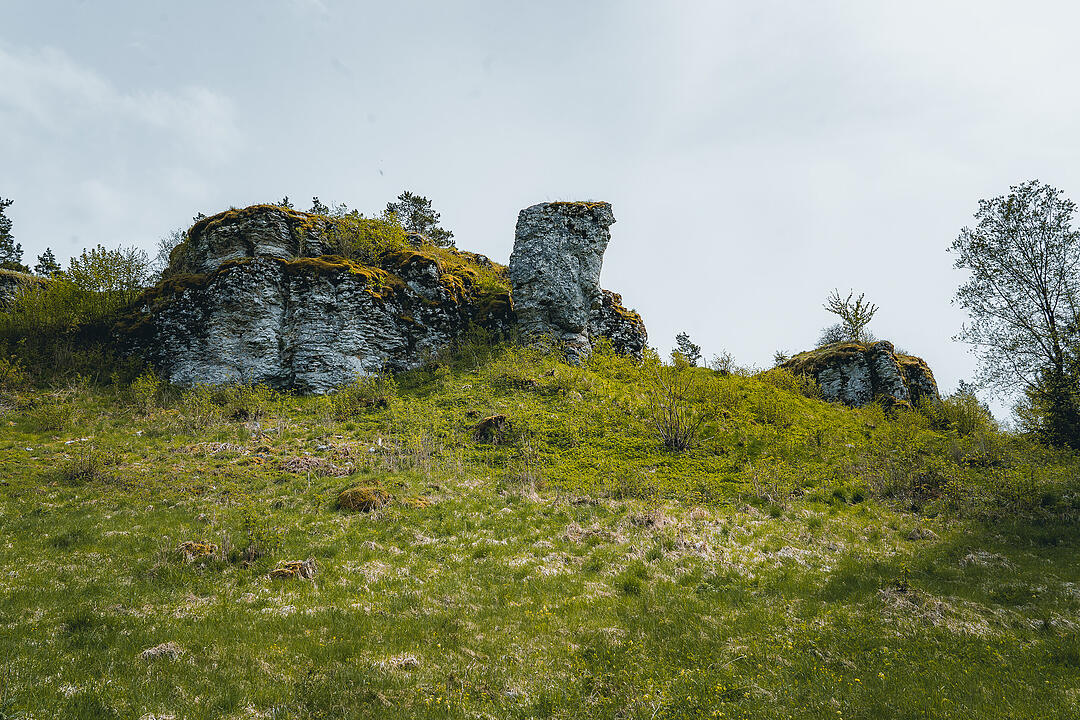 Der große Burgfels dient als toller Aussichtspunkt.