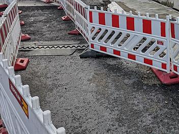 Schwabach: Um Schulweg zu gew&auml;hrleisten - provisorischer Laufsteg in "Am Wasserschloss" errichtet