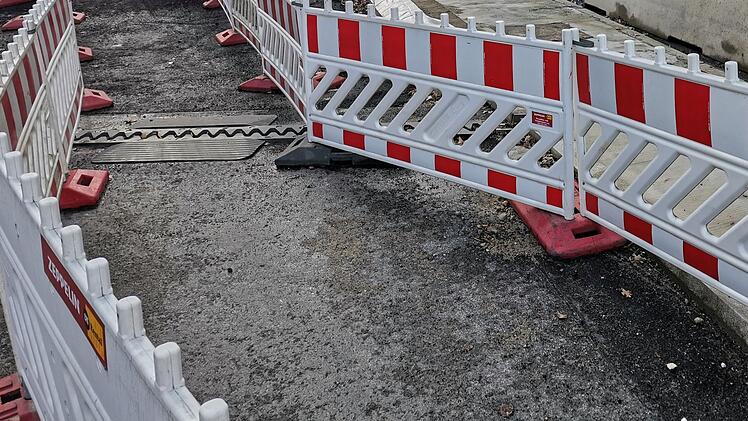 Schwabach: Um Schulweg zu gewährleisten - provisorischer Laufsteg in "Am Wasserschloss" errichtet