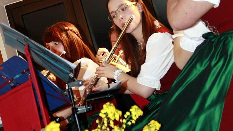 Bunte Dekoration und Blumen, schöne Dirndl und fröhliche Musik unterstrichen die Sonnensehnsucht beim Frühlingskonzert in Steinbach am Wald. Das Bild zeigt Sabrina Grünbeck mit ihrer Querflöte beim Konzert.