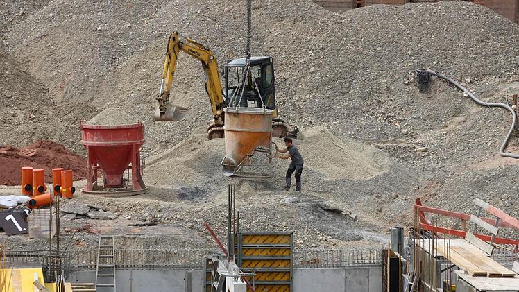 Wo später das Haus C steht, ist der Schotter zum Auffüllen zwischengelagert. Foto: Ralf Ruppert