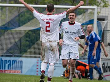 Die Pressecker Steffen Wagner (links) und Matthias Pistor (rechts) wollen auch in der Relegation zur Bezirksliga jubeln. Der TSV ist Vizemeister der Kreisliga Bayreuth/Kulmbach. Foto: Alexander Muck