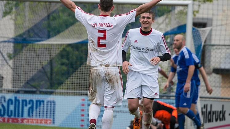 Die Pressecker Steffen Wagner (links) und Matthias Pistor (rechts) wollen auch in der Relegation zur Bezirksliga jubeln. Der TSV ist Vizemeister der Kreisliga Bayreuth/Kulmbach. Foto: Alexander Muck