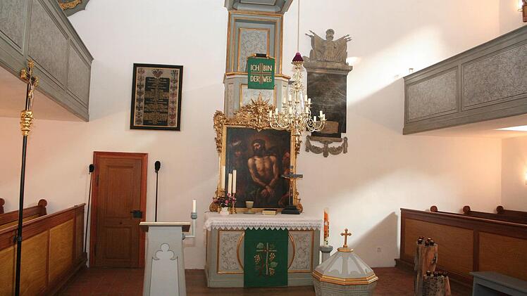 Blick ins Innere der Schlosskirche mit dem Altarbild, das die Verspottung Jesu zeigt. Foto: Evi Seeger