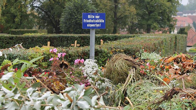 Der Marktgemeinderat weist die Anwohner am Rentweinsdorfer Friedhof abermals dazu auf, ihre privaten Grünschnittabfälle nicht in der Grube am Friedhof zu entsorgen. Fotos: Janina Reuter