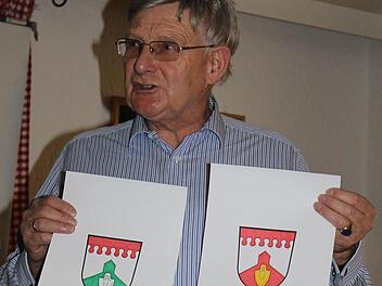 Kreisheimatpfleger Günter Lipp hatte verschiedene Vorschläge für ein Wappen in Fierst dabei.  Foto: Janina Reuter