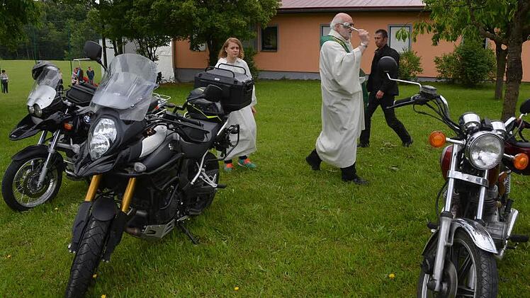 Pfarrer Stefan Hartmann erbat in Waldfenster Gottes Segen fpür die Fahrzeuge. Foto: Peter Rauch