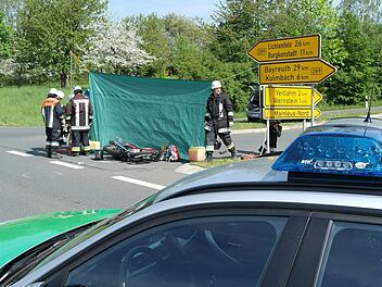 Seit dem tödlichen Unfall eines Motorradfahrers am 10. Mai wird über die Sicherheit der Kreuzung Mainleus-Mitte diskutiert. Foto: BR-Archiv/Peter Müller