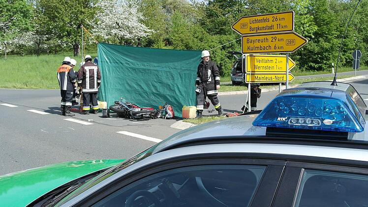 Seit dem tödlichen Unfall eines Motorradfahrers am 10. Mai wird über die Sicherheit der Kreuzung Mainleus-Mitte diskutiert. Foto: BR-Archiv/Peter Müller