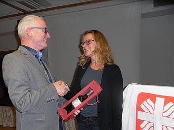 Für ihre zehnjährige Tätigkeit als Geschäftsführerin des Caritasverbandes dankte Kreisvorsitzender Johannes Simon der Kreisgeschäftsführern Anke Schäflein. Foto: Sabine Weinbeer