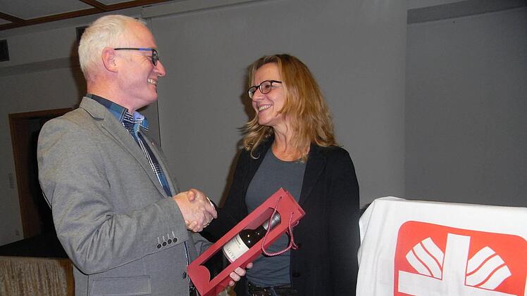 Für ihre zehnjährige Tätigkeit als Geschäftsführerin des Caritasverbandes dankte Kreisvorsitzender Johannes Simon der Kreisgeschäftsführern Anke Schäflein. Foto: Sabine Weinbeer