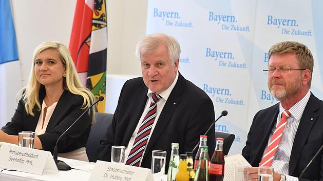 Gesundheitsministerin Melanie Huml, Ministerpr&auml;sident Horst Seehofer und Staatskanzleichef Marcel Huber bei der Pressekonferenz in Kulmbach. Foto: Ronald Rinklef