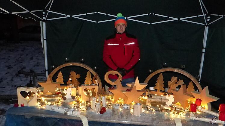 Handgemachte Weihnachtsdekoration gab es an vielen Ständen.