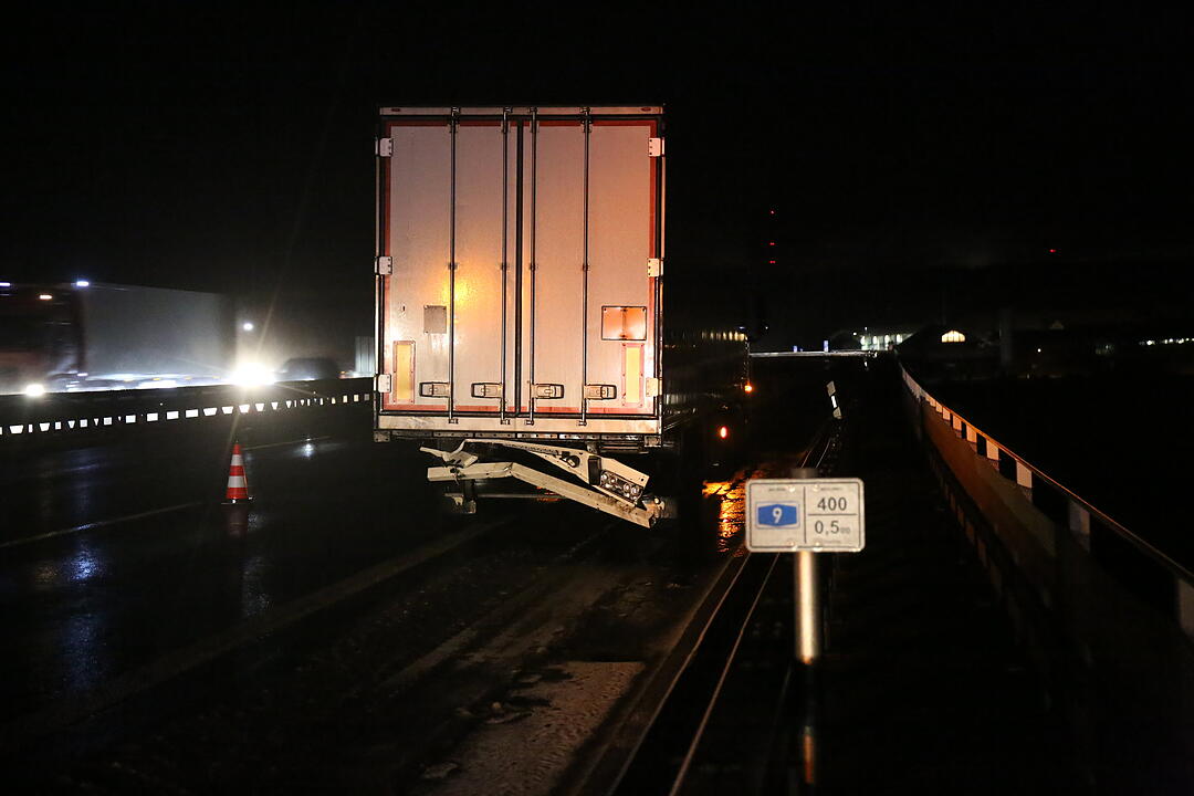 Tödlicher Unfall auf A9: Autos krachen  in Unfallstelle – Mann von Brücke geschleudert