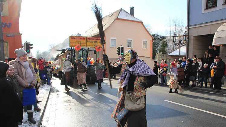 Die Hexen der Feuerwehr Medbach-Kieferndorf hexen die Rostflecken in der Höchstadter Hauptstraße weg.  Foto: Andreas Dorsch