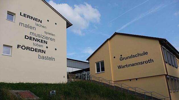 Das Hochwasser bahnte sich seinen Weg mitten durch das Geb&auml;udesystem der Grundschule Dittlofsroda und richtete enorme Sch&auml;den an.Gerd Schaar