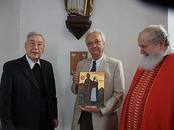 Beim Festgottesdienst  wurde in der Ortskirche St. Bonifatius im Strahlunger Ortsteil Rheinfeldshof eine Ikone des heiligen Klaus von Flüe angebracht (von links): Pfarrer Albin Lieblein, Franz Gyra mit der Ikone und Pfarrer Karl Ballweg. Foto: Anton Then