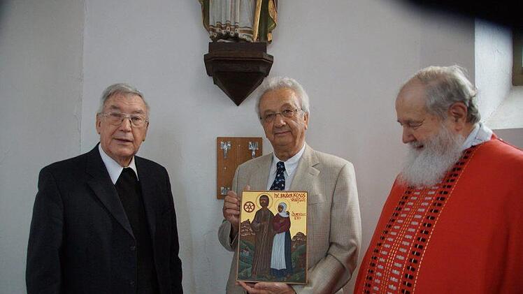 Beim Festgottesdienst  wurde in der Ortskirche St. Bonifatius im Strahlunger Ortsteil Rheinfeldshof eine Ikone des heiligen Klaus von Flüe angebracht (von links): Pfarrer Albin Lieblein, Franz Gyra mit der Ikone und Pfarrer Karl Ballweg. Foto: Anton Then