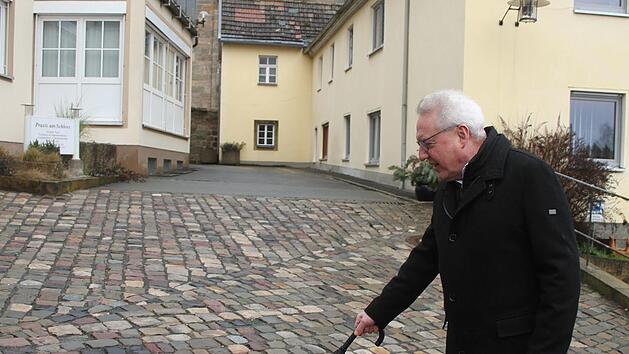 Die bunten Farben des Pflasters sind gelungen, doch die Beschaffenheit der Steine, die Stolperfallen sind, ist seit vielen Jahren ein Ärgernis. Hier soll Abhilfe geschaffen werden, wie Bürgermeister Harald Hübner erläutert.