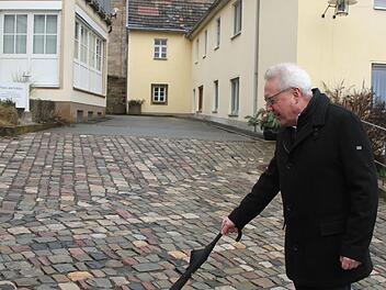 Die bunten Farben des Pflasters sind gelungen, doch die Beschaffenheit der Steine, die Stolperfallen sind, ist seit vielen Jahren ein &Auml;rgernis. Hier soll Abhilfe geschaffen werden, wie B&uuml;rgermeister Harald H&uuml;bner erl&auml;utert.
