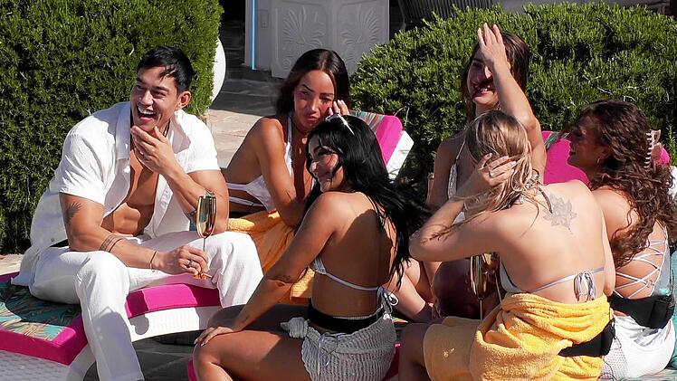 "Ich muss mir keine M&uuml;he machen, Frauen sprechen mich einfach an": Das best&auml;tigt sich f&uuml;r Nam auch bei "Love Island VIP"