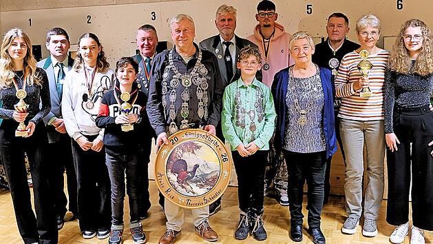 So sehen Sieger aus: die Gewinner des K&ouml;nigsschie&szlig;ens beim Sch&uuml;tzenverein &bdquo;Edelwei&szlig; Poxdorf&ldquo;.