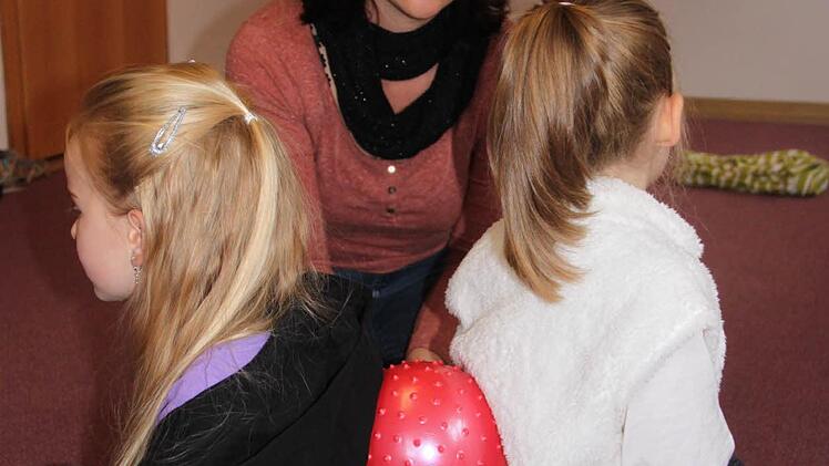 Ein Noppenball im Rücken: Julia Bauer erklärt die Übung.