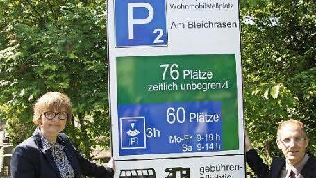 Cordula Kuhlmann und Matthias Endres an einem der neuen Schilder, die auf die Hammelburger Großparkplätze hinweisen. Foto: Markus Reeh