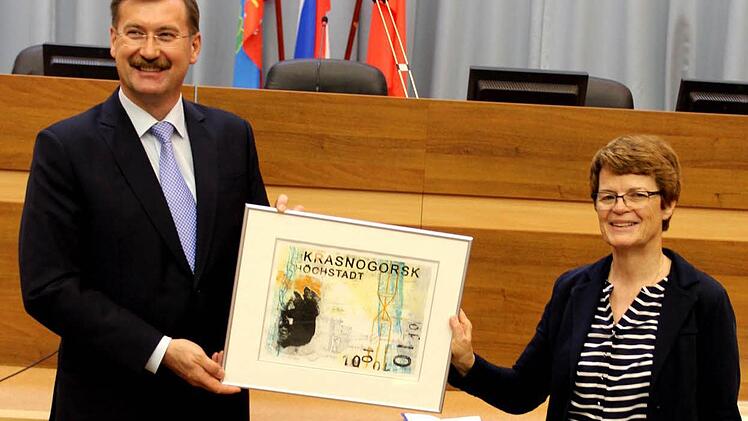 Sibylle Menzel überreichte Bürgermeister Pavel Starikov ein Bild von der Höchstadter Künstlerin Petra Dürrbeck.