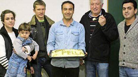 Ein Gemüsegericht präsentieren die Asylbewerber als Dankeschön für Hermann Fella (Zweiter von rechts).  Foto: Winfried Ehling