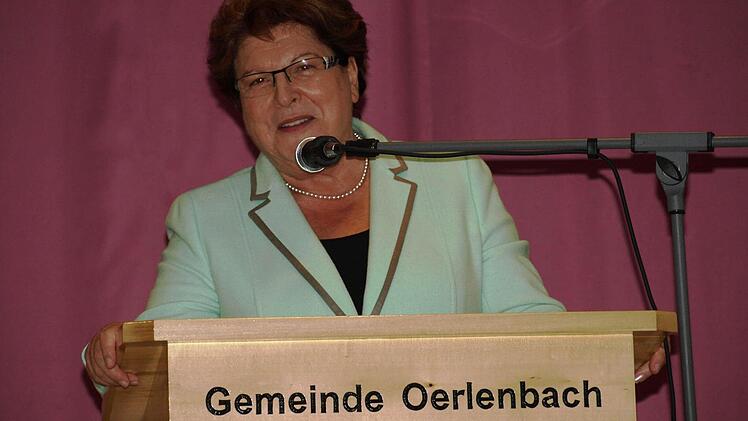 Bei den 16. Oerlenbacher Gesprächen fesselte Landtagspräsidentin Barbara Stamm in ihrem Referat zum Bürgerengagement als Grundlage einer lebendigen Demokratie die über 200 Besucher im Pfarrsaal.  Foto: Stefan Geiger
