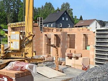 Das Feuerwehr-/Gemeinschaftshaus in Friedersdorf macht Fortschritte. Der Dachaufbau und das Richtfest sollen noch dieses Jahr erfolgen. Links entsteht das Feuerwehrgerätehaus, in der Mitte befinden sich Sanitär-, Versorgungs- und Sozialräume und rechts entsteht das Gemeinschaftshaus. Foto: K.- H. Hofmann