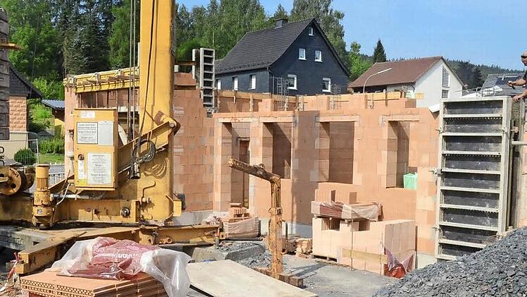 Das Feuerwehr-/Gemeinschaftshaus in Friedersdorf macht Fortschritte. Der Dachaufbau und das Richtfest sollen noch dieses Jahr erfolgen. Links entsteht das Feuerwehrgerätehaus, in der Mitte befinden sich Sanitär-, Versorgungs- und Sozialräume und rechts entsteht das Gemeinschaftshaus. Foto: K.- H. Hofmann