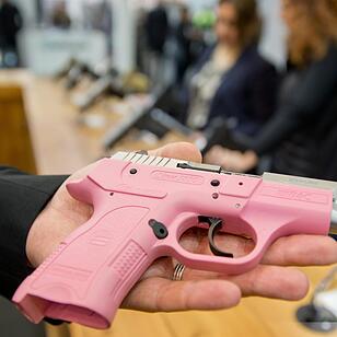 Eine Handfeuerwaffe (B6C) in rosa des türkischen Herstellers Sarsilmaz ist am 04.03.2016 während der Jagd- und Sportwaffenmesse IWA OutdoorClassics in Nürnberg (Bayern) zu sehen. Auf der IWA präsentieren bis 7. März mehr als 1400 Aussteller Jagd- und Sportwaffen, Munition, Messer, Outdoor-Bedarf und Zubehör. Foto: Daniel Karmann/dpa